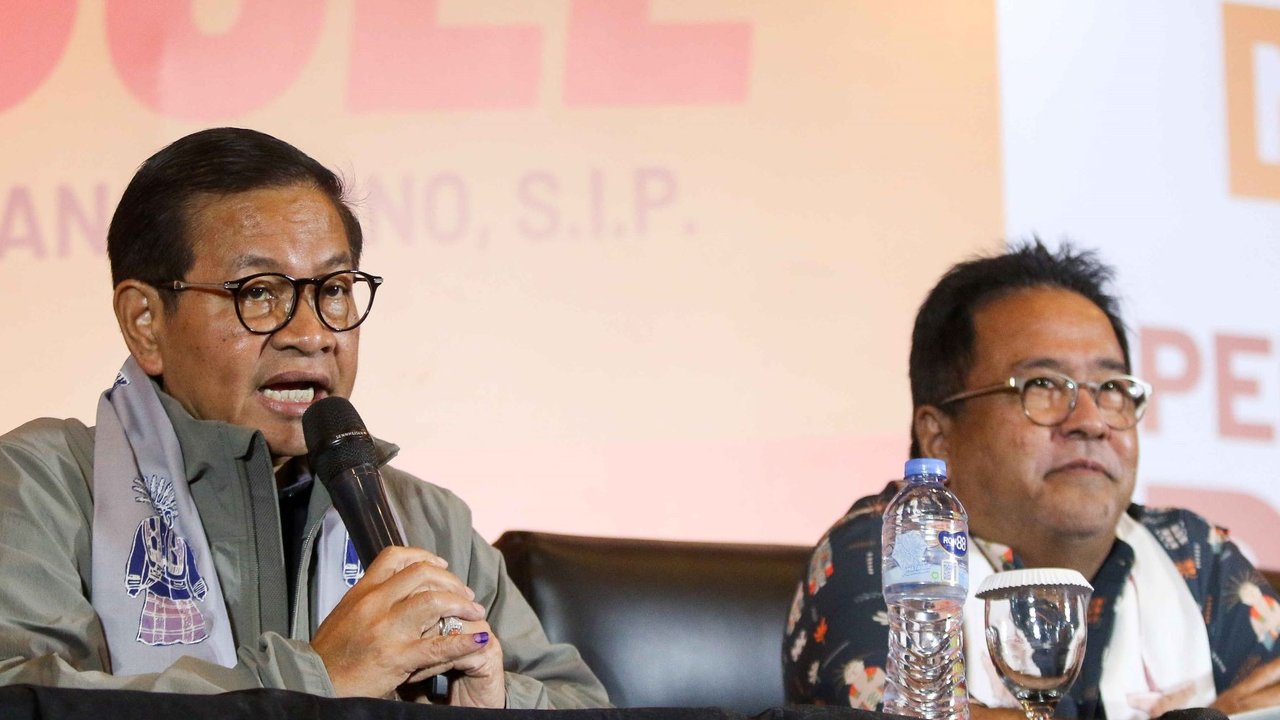 Calon Gubernur dan Calon Wakil Gubernur DKI Jakarta nomor urut 3, Pramono Anung-Rano Karno (kanan) memberikan tanggapan terkait hasil hitung cepat atau quick count Pilkada Jakarta 2024.