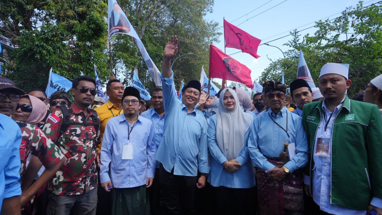 <p>Lautan massa pendukung dan relawan pasangan bakal calon gubernur dan bakal calon wakil gubernur Lalu Muhamad Iqbal-Indah Damanyanti Putri (Iqbal-Dinda) resmi mendaftar ke Komisi Pemilihan Umum (KPU) Provinsi NTB, Kamis (29/8/2024) (Istimewa)</p>