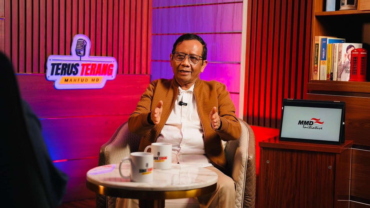 Mahfud MD ketika menjawab pertanyaan host pada podcast 'Terus Terang' di kanal YouTube Mahfud MD Official, Selasa (28/5/2024) (Istimewa)