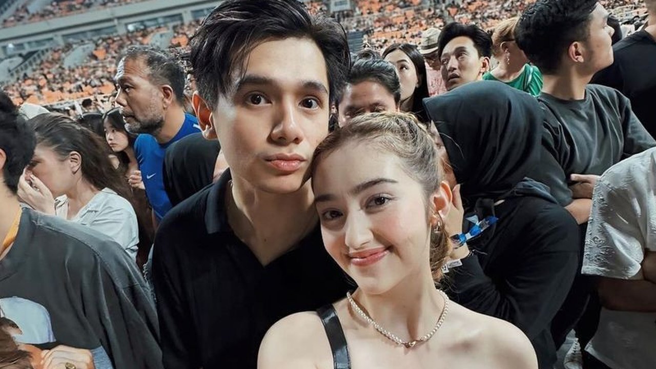 Ranty dan Rayn menikmati serunya konser Bruno Mars di Jakarta beberapa waktu lalu. Di tengah lautan penonton, mereka berdua berpose dengan penuh  senyuman. Chemistry mereka emang nggak pernah gagal bikin gemes!