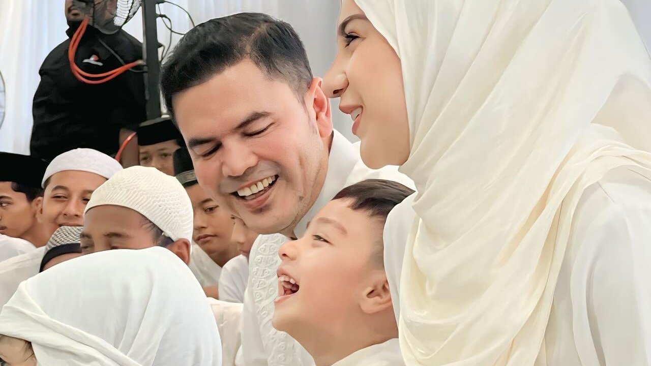 Irish Bella dan Haldy Sabri Datang ke Sebuah Acara, Tampak Bahagia - Air Rumi Tertawa Lepas Sambil Tiduran ke Ayah Sambung