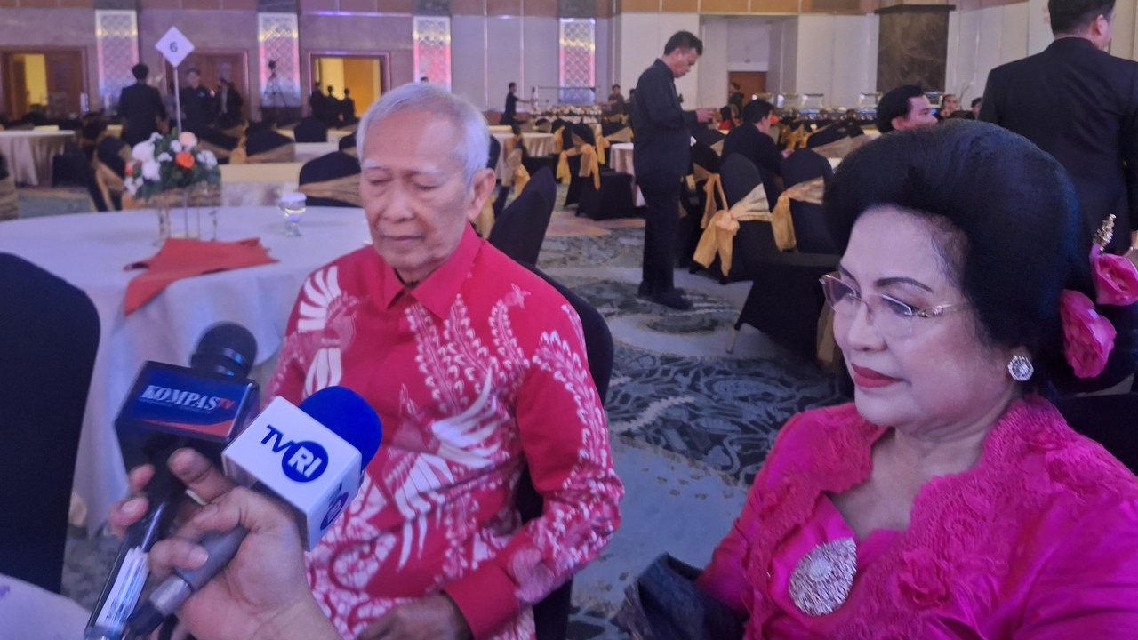 Putra sulung Presiden pertama RI Soekarno, Guntur Soekarnoputra saat menggelar peluncuran bukunya berjudul 'Sangsaka Melilit Perut Megawati' di Grand Sahid Jaya Hotel Jakarta, Minggu (3/11/2024). (Liputan6.com/Lizsa Egeham)