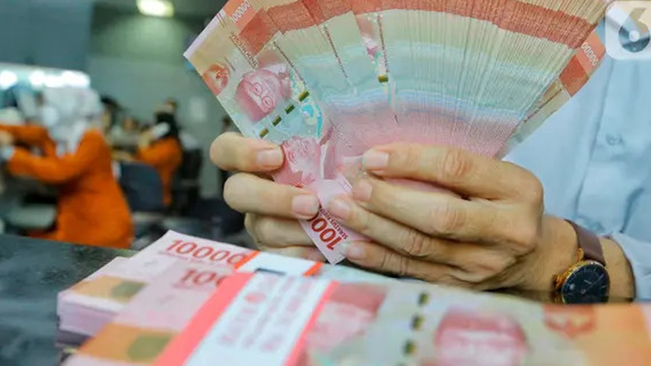 Pegawai menunjukkan mata uang rupiah di salah satu gerai penukaran mata uang di Jakarta, Kamis (5/1/2023). Nilai tukar rupiah ditutup di level Rp15.616 per dolar AS pada Kamis (5/1) sore ini.