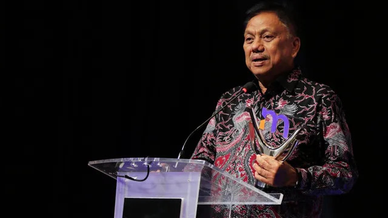 Gubernur Sulut Olly Dondokambey saat menerima Penghargaan Merdeka Awards 2024.