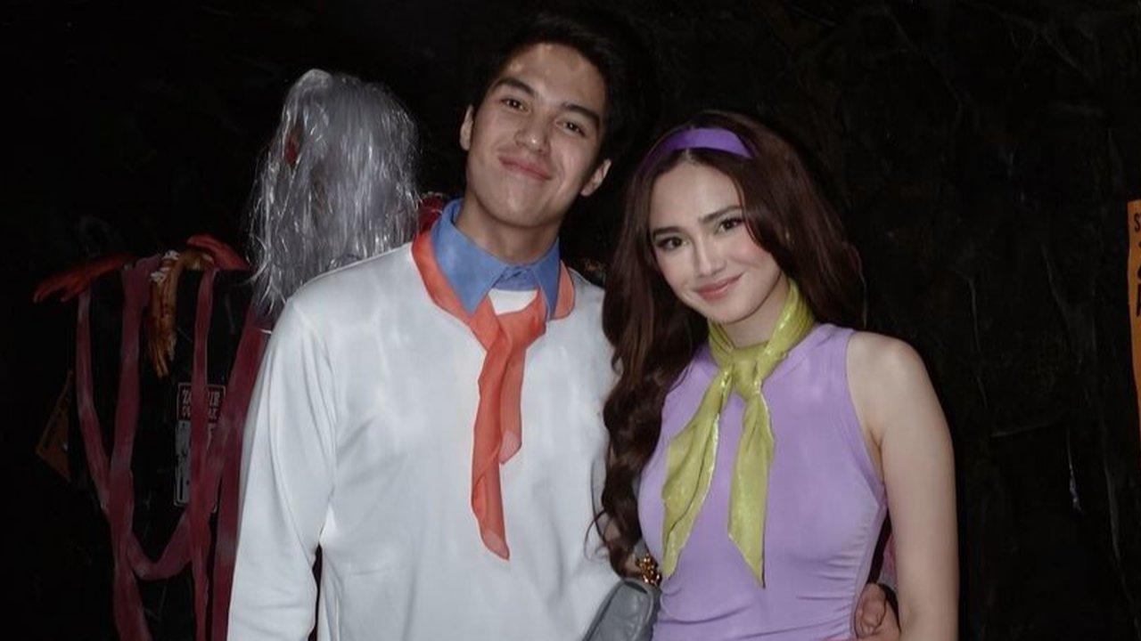 Tak cuman sendiri, Syifa merayakan bersama kekasih hati, El Rumi. Keduanya pun memilih karakter yang serasi, lho.