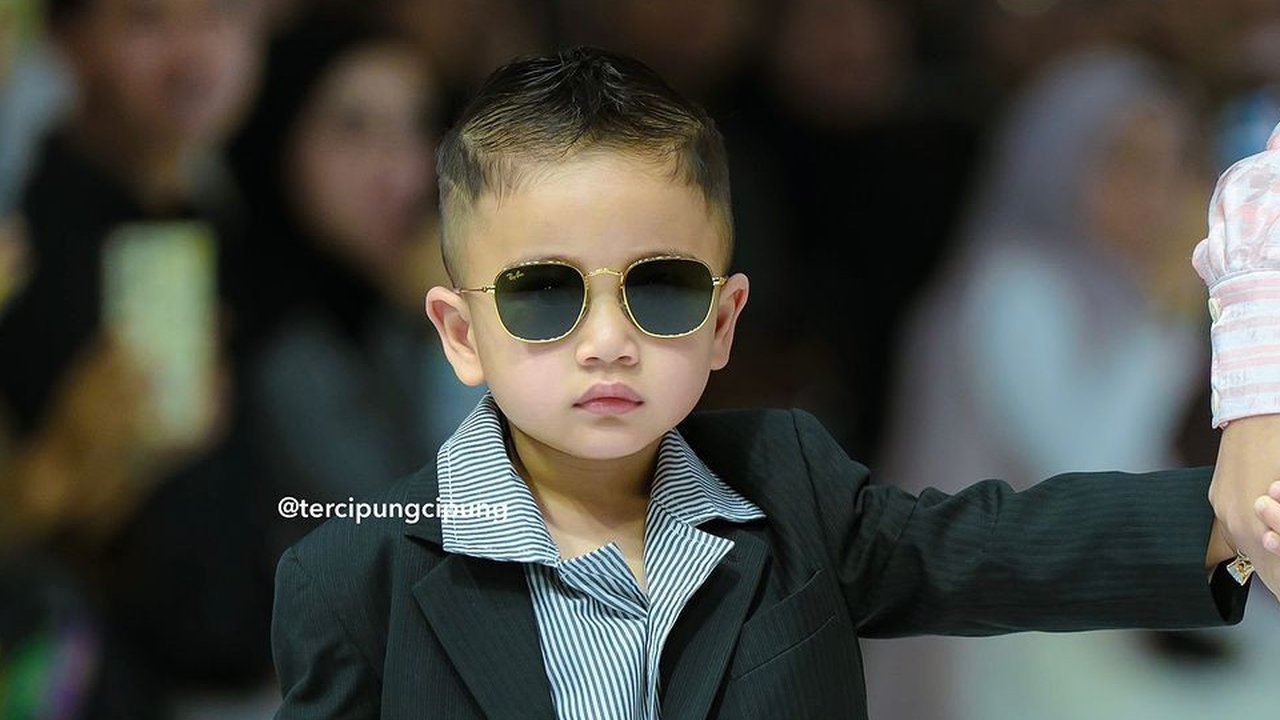 Rayyanza Malik Ahmad Mengguncang Catwalk Jakarta Fashion Week: Keren Seperti Bos Mafia