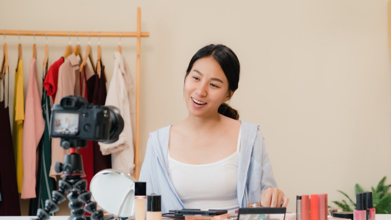 Ilustrasi Influencer. (Image by tirachardz on Freepik)