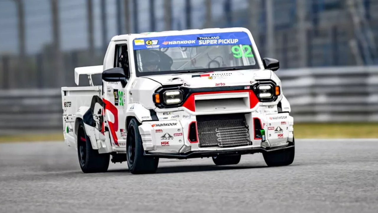 Toyota Hilux Champ di kejuaraan Super Pickup Thailand.