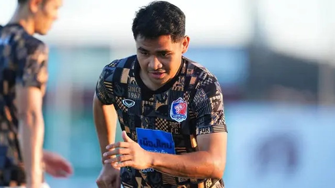 Asnawi Mangkualam (kedua dari kiri) bermain di AFC Champions League 2 2024/2025. (Dok. Port FC)