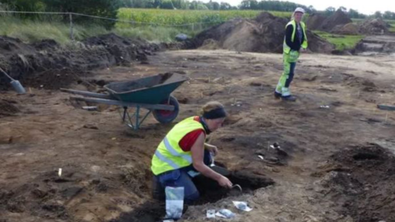 Arkeolog menggali makam Viking berusia 1.200 tahun di Swedia.
