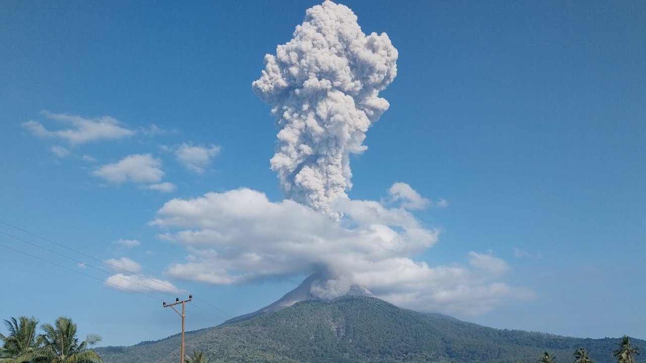 <p>Gunung Lewotobi Laki-Laki di Flores Timur NTT kembali erupsi pada Selasa sore (24/9/2024), pukul 16.01 Wita. (Liputan6.com/ Dok PVMBG)</p>