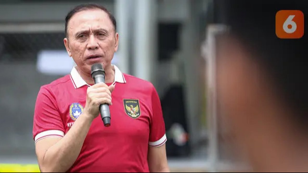 Ketua Umum PSSI, Mochamad Iriawan memberikan pesan kepada pemain dan pelatih Timnas Indonesia U-20 saat mendatangi latihan terbuka untuk Piala Asia U-20 2023 di Lapangan C, Kompleks Stadio