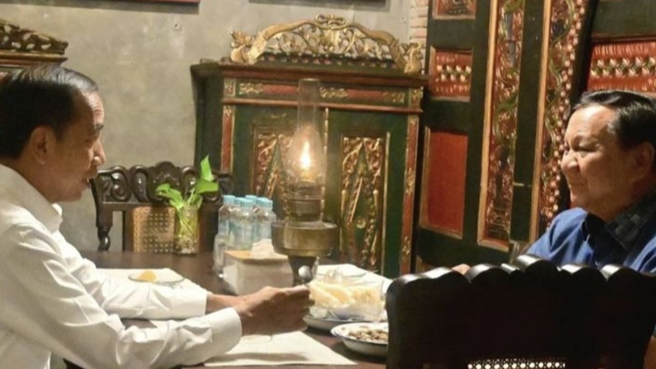 Prabowo dan Jokowi Santap Malam di Wedangan Semar Solo
