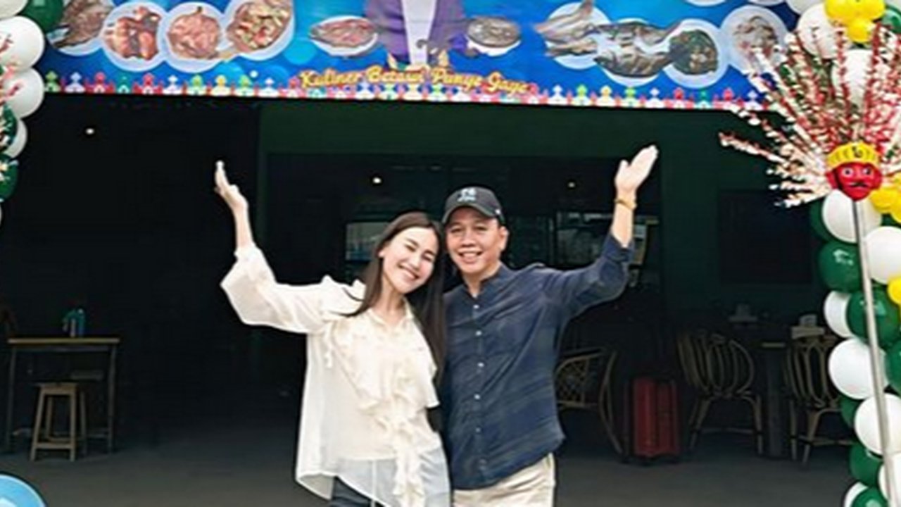 Laris Manis di Depok, Potret Ayah Ayu Ting Ting Buka Cabang 'Warung Ajak Ojak' di Bekasi