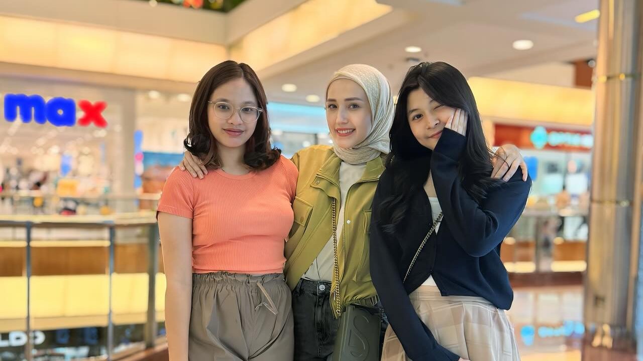 Kebersamaan Adelia Wilhelmina Bareng 2 Anak Perempuan Okie Agustina, Akrab - Terlihat bak Kakak Adik