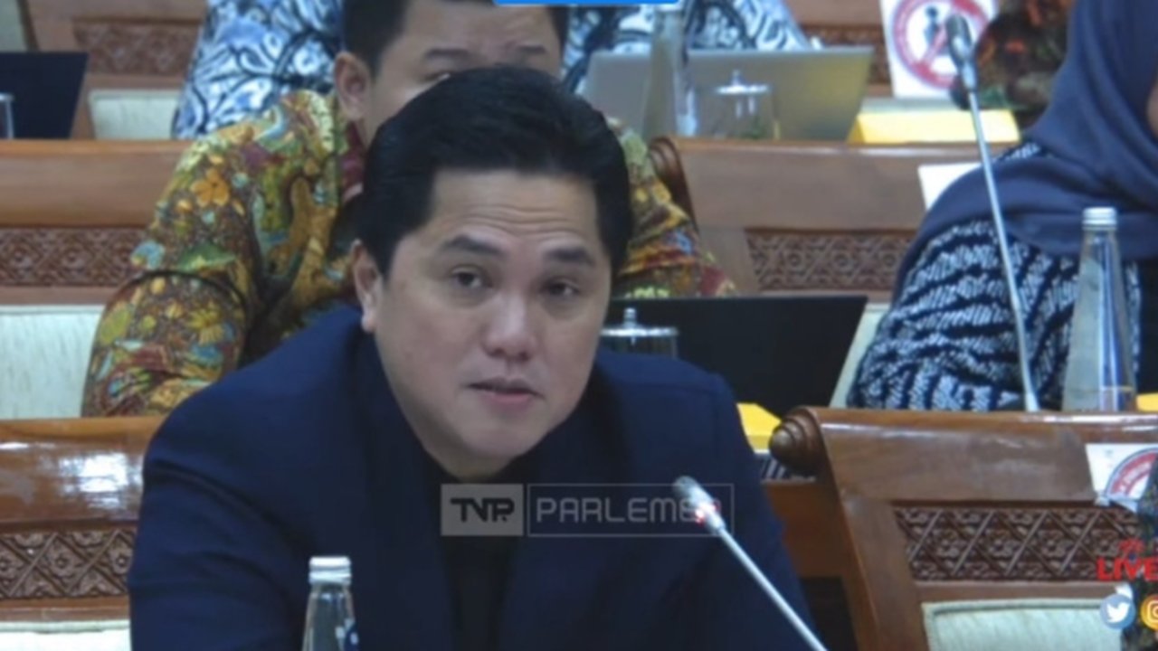 Menteri BUMN Erick Thohir dalam Raker dengan Komisi VI DPR RI, Kamis (15/6/2023). Erick Thohir menyebut, arus kas InJourney banyak ditopang oleh lini bisnis bandara. (Arief/Liputan6.com)