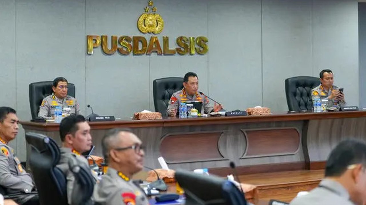 Kapolri Jenderal Listyo Sigit Prabowo merespons cepat berbagai arahan Presiden Prabowo Subianto dalam rangka mendukung Asta Cita, baik soal program hingga kebijakan pemerintah lainnya. (Nanda