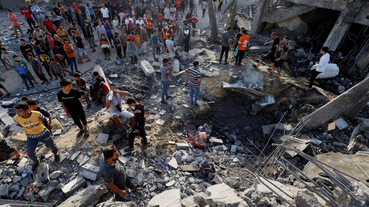 Militer Israel kembali melakukan serangan udara di Khan Younis, Jalur Gaza, Palestina.

Serangan itu membuat warga panik berhamburan dan anak-anak teriak histers ketakutan.