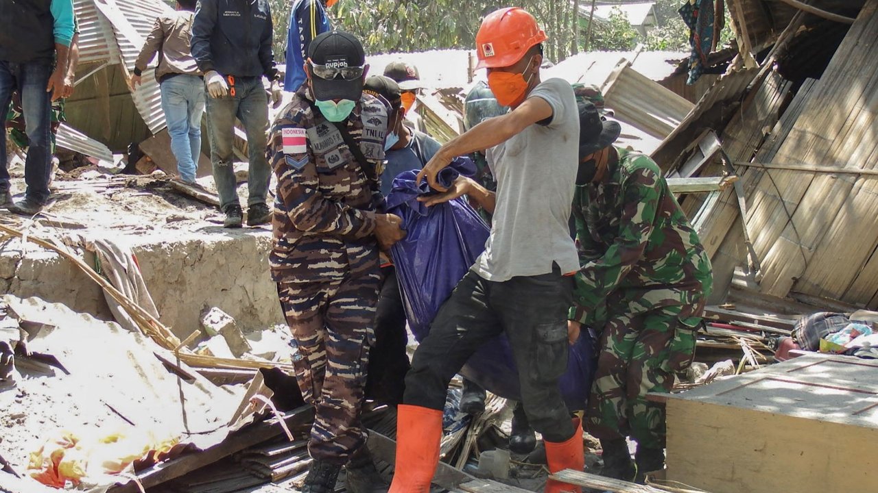 Gunung Lewotobi Laki-Laki erupsi