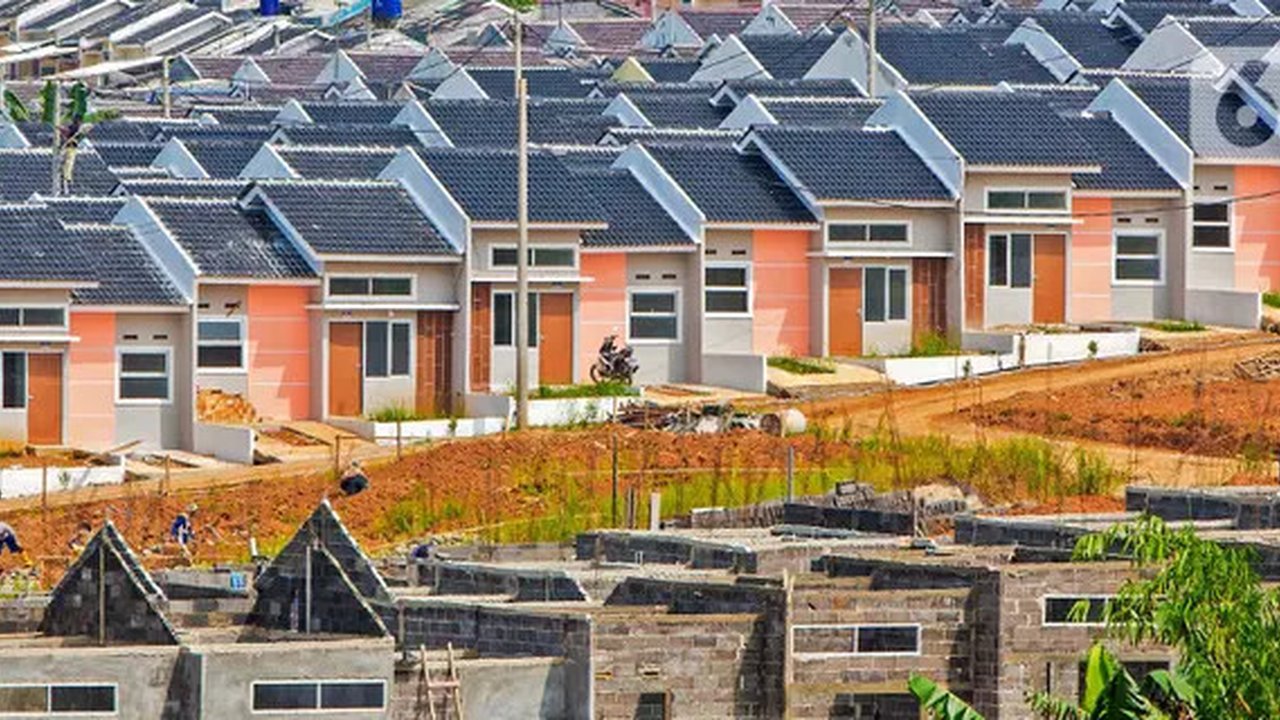 Suasana proyek pembangunan perumahan subsidi BTN di Kawasan Bogor, Jawa Barat, Jumat (18/2/2022). PT Bank Tabungan Negara (Persero) Tbk (BTN) memacu penyaluran Kredit Pembiayaan Rumah Sejahte