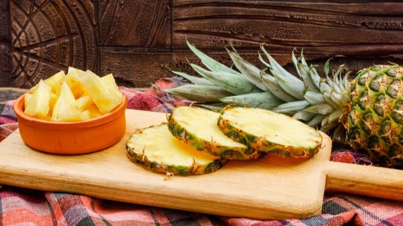 Buah Nanas
Credit: Freepik/8photo