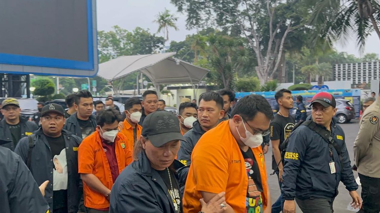 Potret Pegawai Komdigi Berbaju Tahanan Dikawal Jacklyn Chopper penggeledahan kasus judi online