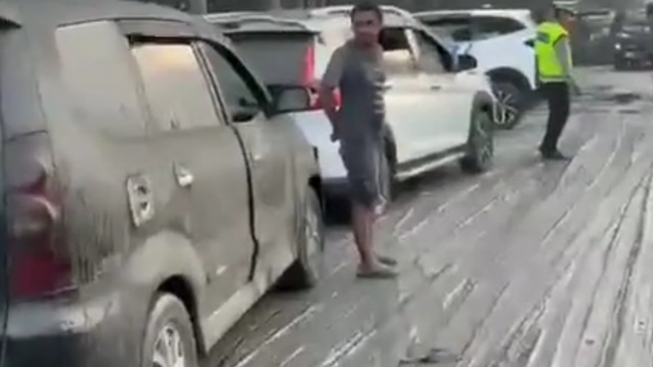 Cerita Suster Marieta Ungsikan Anak-Anak saat Material Vulkanik Gunung Lewotobi Terjang Asrama