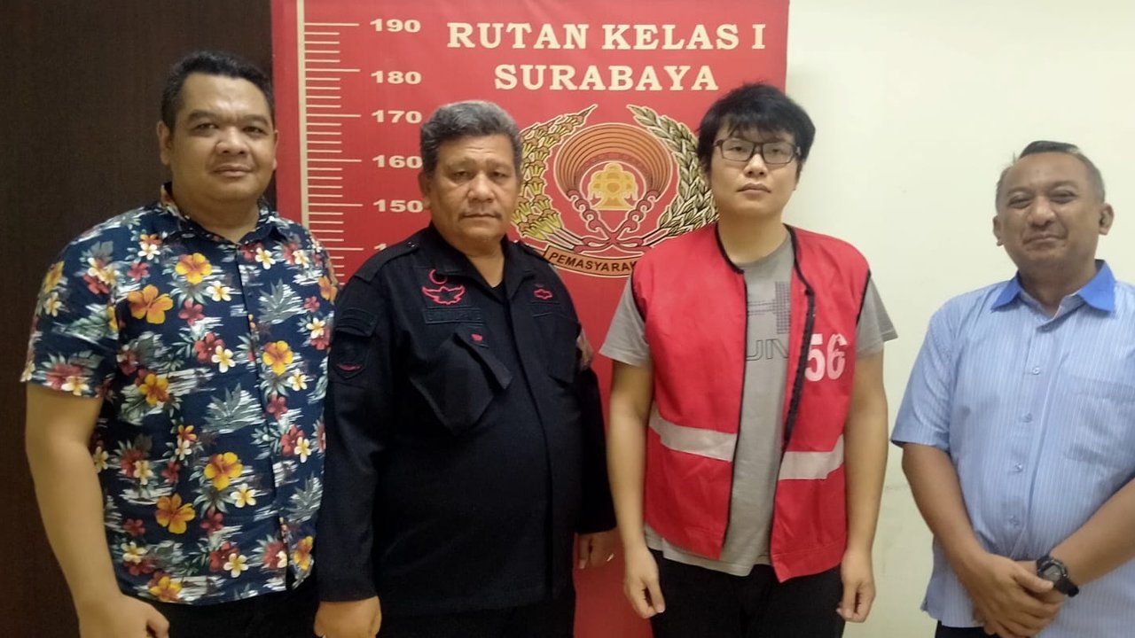 Direktur Penyidikan Jaksa Agung Muda Bidang Tindak Pidana Khusus (Jampidsus) Abdul Qohar saat menyampaikan keterangan terkait penangkapan sekaligus penahanan tiga tersangka Hakim pada Pengadilan Negeri Surabaya di gedung Kejaksaan Agung, Jakarta, Rabu (23/10/2024) malam. (Liputan6.com/Angga Yuniar)