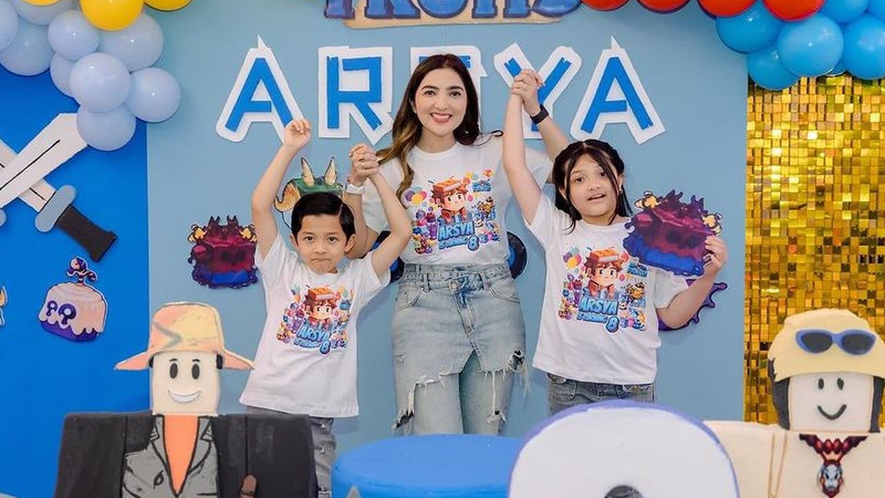 Arsya Hermansyah merayakan ulang tahunnya dengan meriah dan penuh makna. Selain ada dekorasi warna-warni, ada juga kue ulang tahun bertingkat yang mewah.