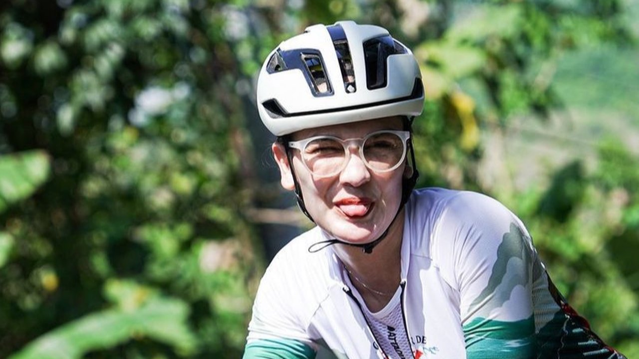 Luna Maya terlihat berpose tengil saat bersepeda, ia tidak terlihat kesulitan menyelesaikan rute.