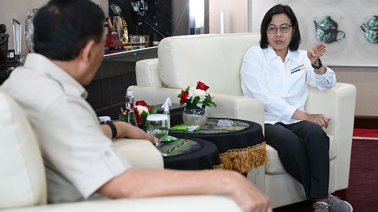 Senyum Semringah Sri Mulyani Dihadiahi Foto Spesial