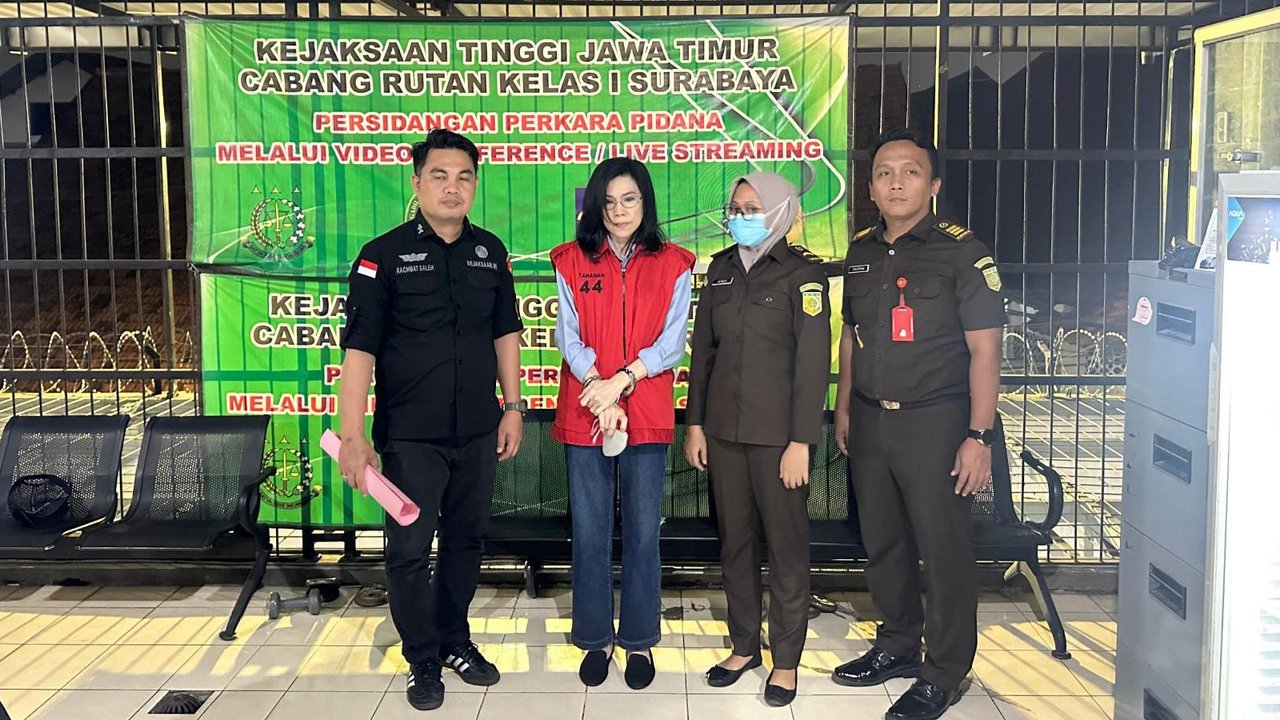 Kejaksaan Agung menetapkan MW, ibu terpidana Ronald Tannur, sebagai tersangka suap hakim di PN Surabaya pada Senin, 4 November 2024