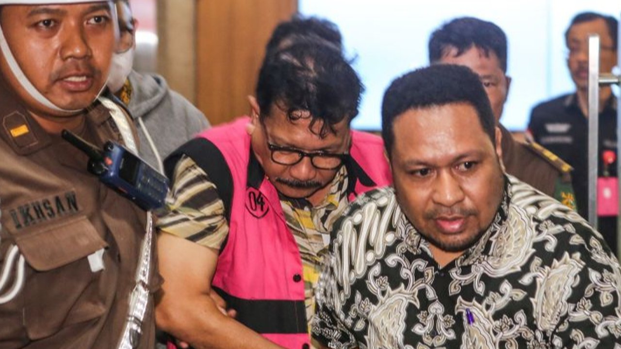 Langkah Kejaksaan Agung (Kejagung) menempuh metode pembuktian terbalik dalam dugaan korupsi eks pejabat Mahkamah Agung Zarof Ricar dianggap tidak cukup untuk membongkar aliran dana senilai hampir Rp1 triliun yang diterimanya, menurut mantan penyidik KPK dan pegiat antikorupsi.