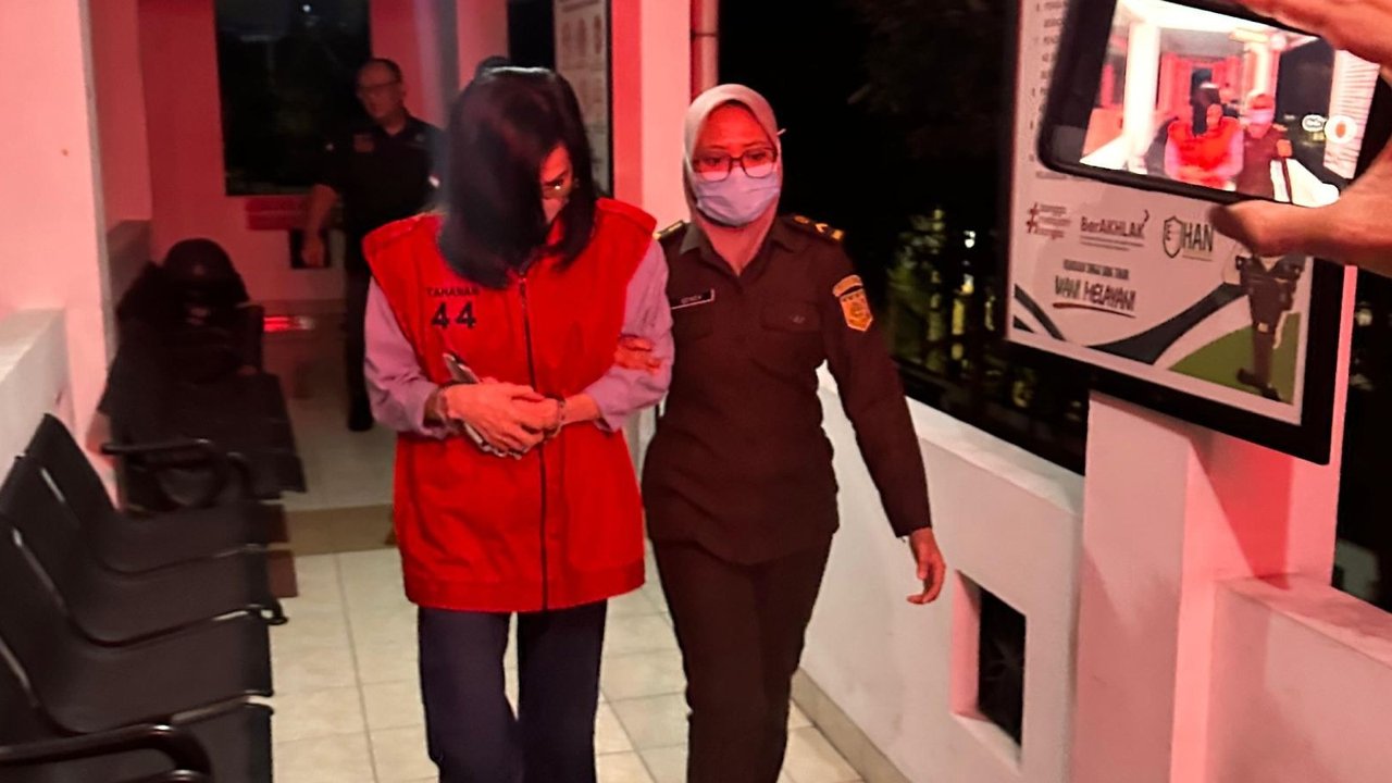 Kejaksaan Agung menetapkan MW, ibu terpidana Ronald Tannur, sebagai tersangka suap hakim di PN Surabaya pada Senin, 4 November 2024