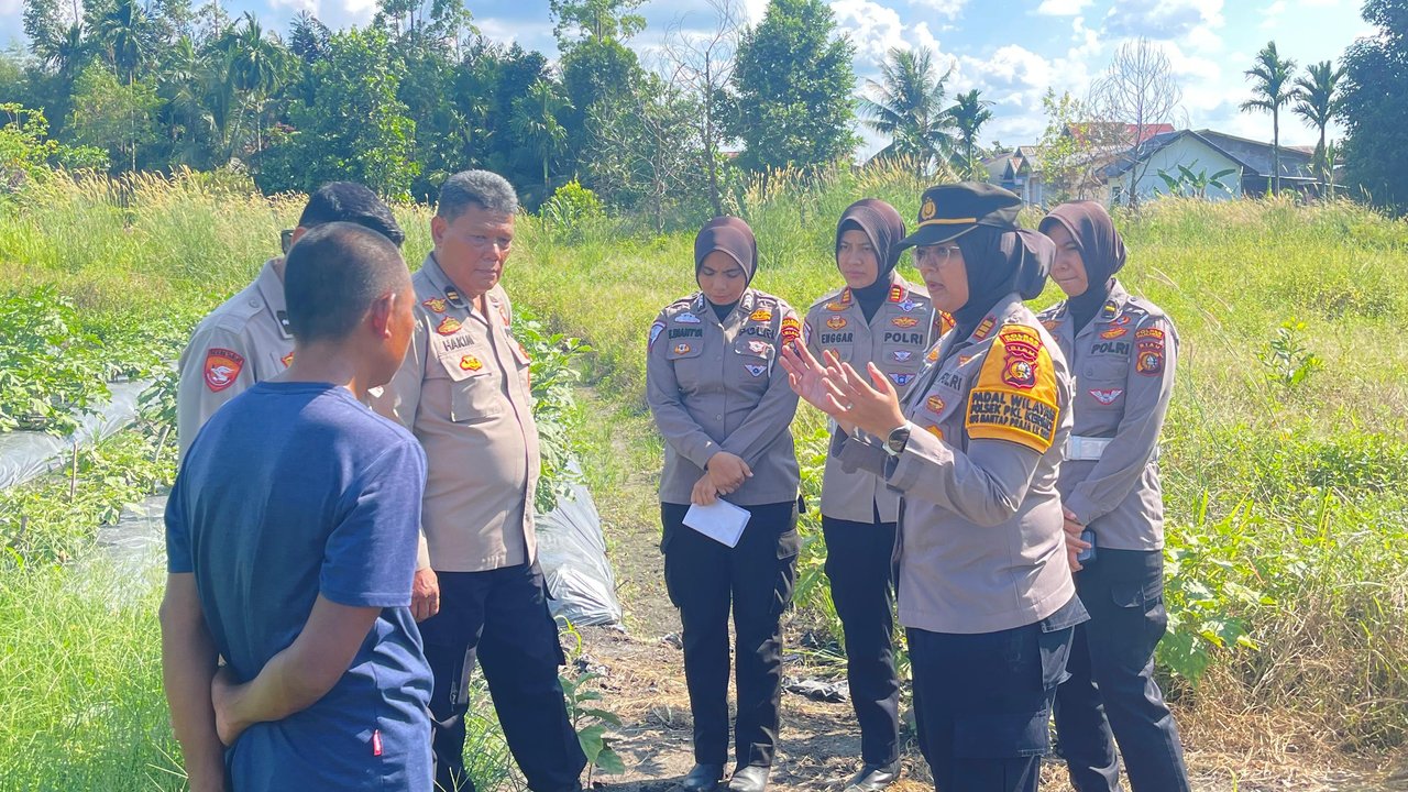 Polwan datangi petani di Pangkalan Kerinci Barat