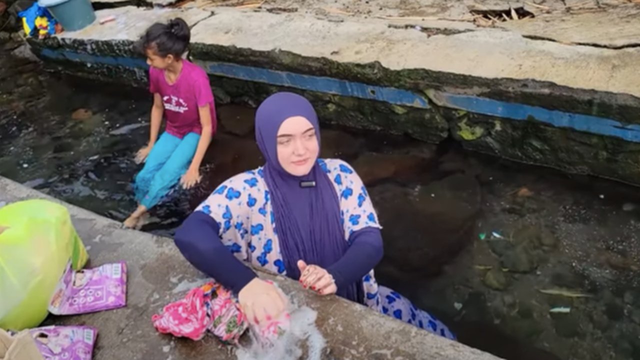 bule cantik mencuci baju di sungai