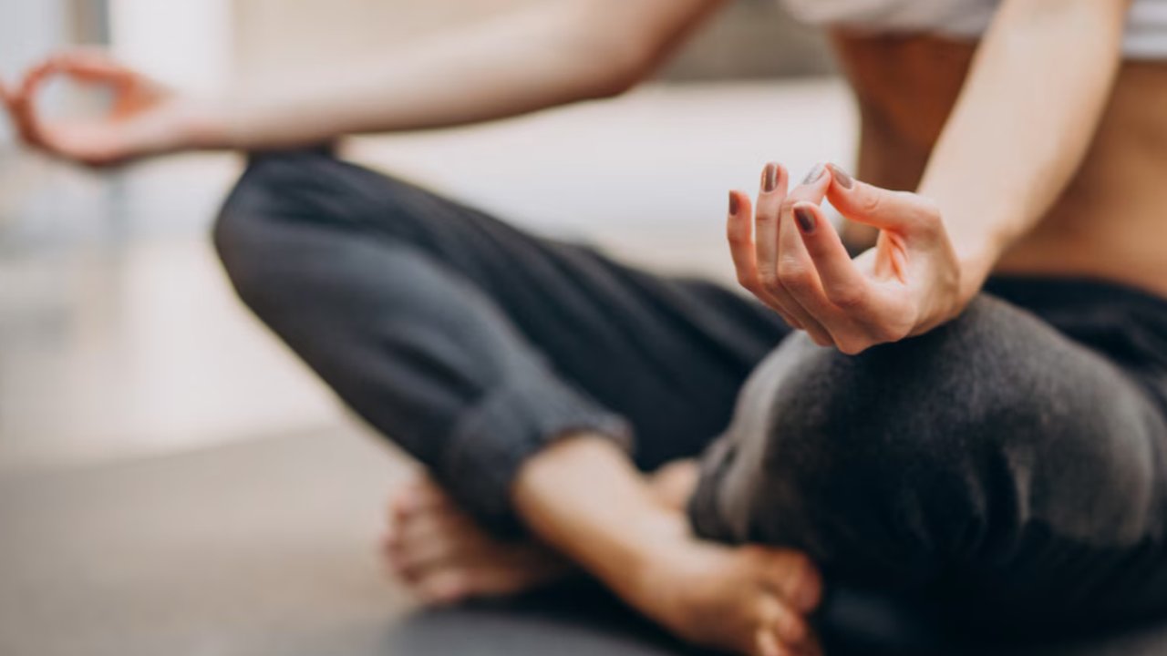 Yoga: Jembatan Menuju Kesehatan Mental dan Kebugaran Fisik yang Lebih Baik