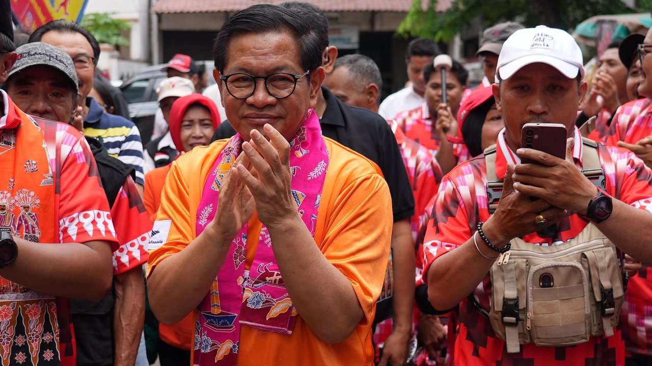 Pramono Anung saat Gotong Royong bersama Jakarta Adalah Kita di Stadion VIJ Petojo