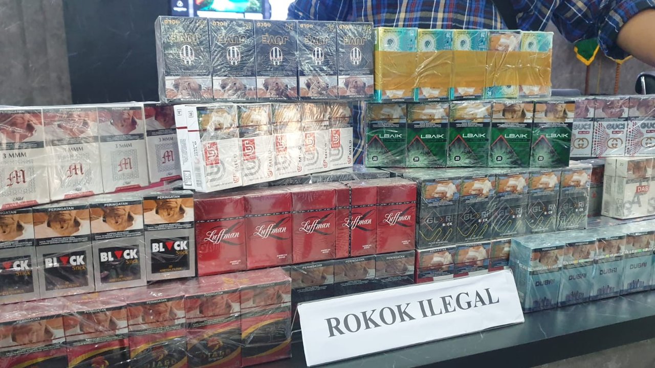 Tumpukan rokok ilegal alias tanpa cukai dalam rilis kasus pengungkapan rokok ilegal di Kejari Garut, Jumat (4/8/2023). (Liputan6.com/Jayadi Supriadin)