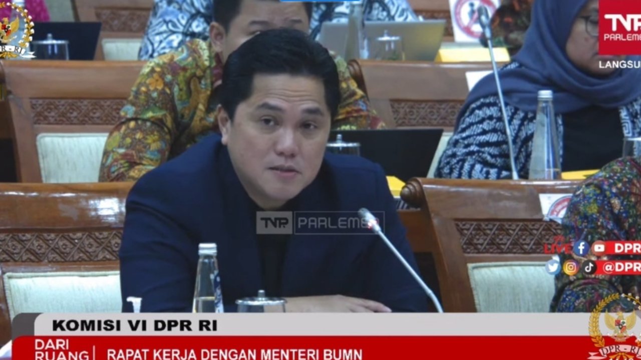Menteri BUMN Erick Thohir saat ditemui di Gedung DPR RI, Kamis (15/6/2023). Erick Thohir menyebut negosiasi bisnis menjadi hal yang lumrah dilakukan, seperti yang dilakukan untuk gelaran World Superbike (WSBK) di sirkuit Mandalika. (Arief/Liputan6.com)