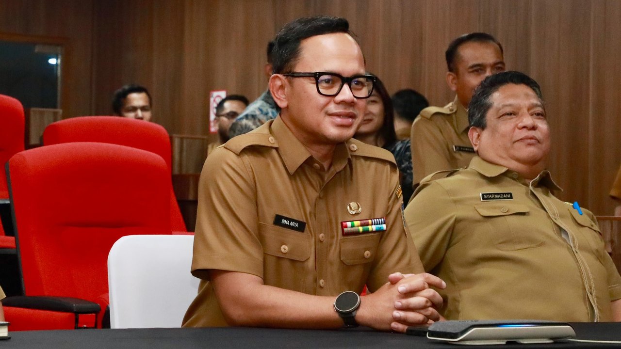 Wamendagri Bima Arya Sugiarto memimpin rapat terkait kesiapan desk Pilkada