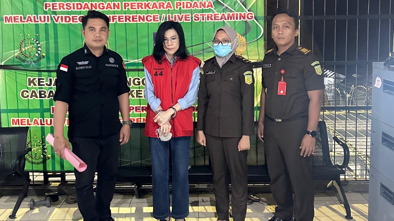 Kejaksaan Agung menetapkan MW, ibu terpidana Ronald Tannur, sebagai tersangka suap hakim di PN Surabaya pada Senin, 4 November 2024