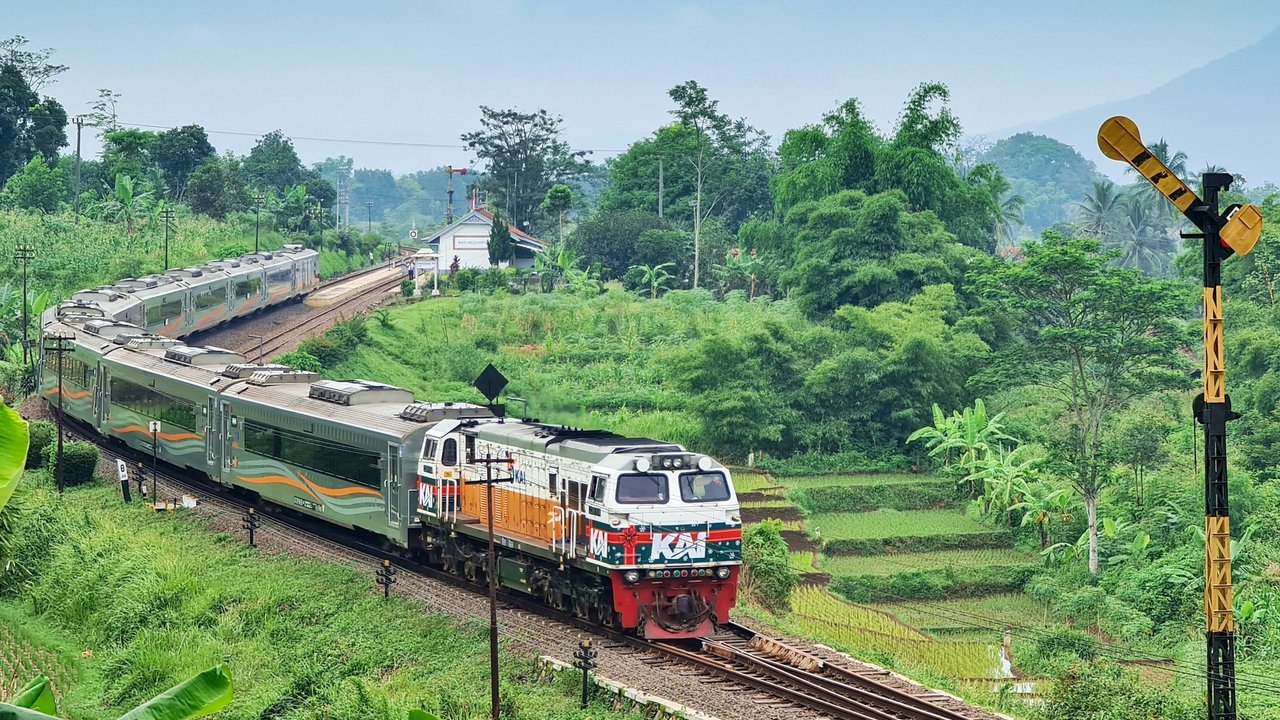 PT Kereta Api Indonesia (Persero) atau KAI meluncurkan Kereta Api Baturraden Ekspres relasi Purwokerto - Bandung PP via Cikampek di Stasiun Purwokerto, Jumat (25/6/2021).