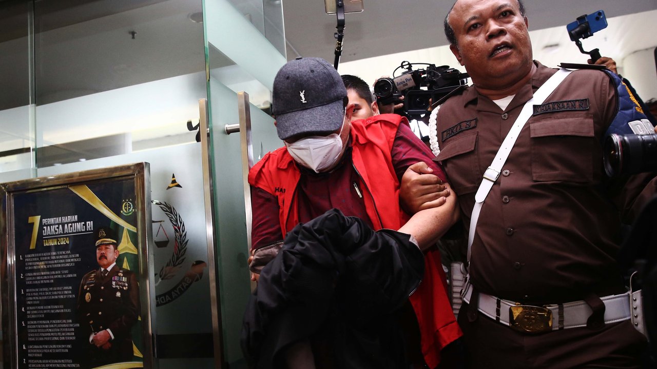 Tersangka hakim kasus suap vonis bebas Gregorius Ronald Tannur diperiksa Kejaksaan Agung RI, Jakarta, Selasa (5/11/2024).