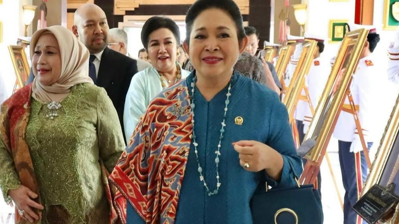 Presiden Prabowo Subianto menyerahkan jabatan kepada Menteri Pertahanan Sjafrie Sjamsoeddin di Gedung Kementerian Pertahanan, Jakarta, Selasa (22/10/2024).