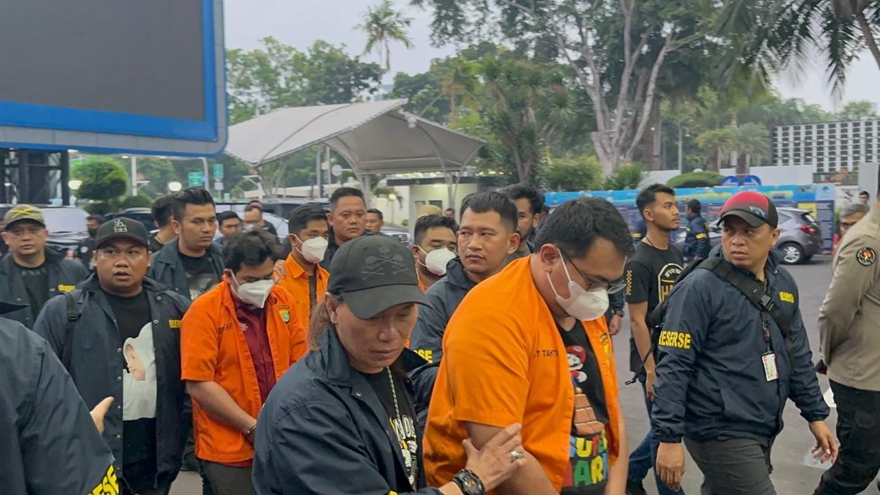 Potret Pegawai Komdigi Berbaju Tahanan Dikawal Jacklyn Chopper penggeledahan kasus judi online