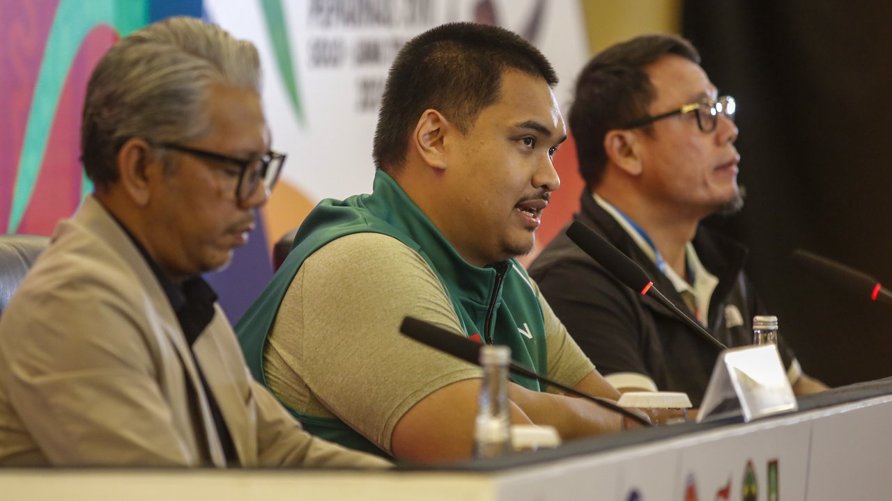 <p>Menteri Pemuda dan Olahraga (Menpora), Dito Ariotedjo, saat mengikuti konferensi pers di Media Center PEPARNAS XVII Solo 2024 di The Royal Surakarta Heritage Solo, Minggu (6/10/2024). (Bola.com/Radifa Arsa)</p>