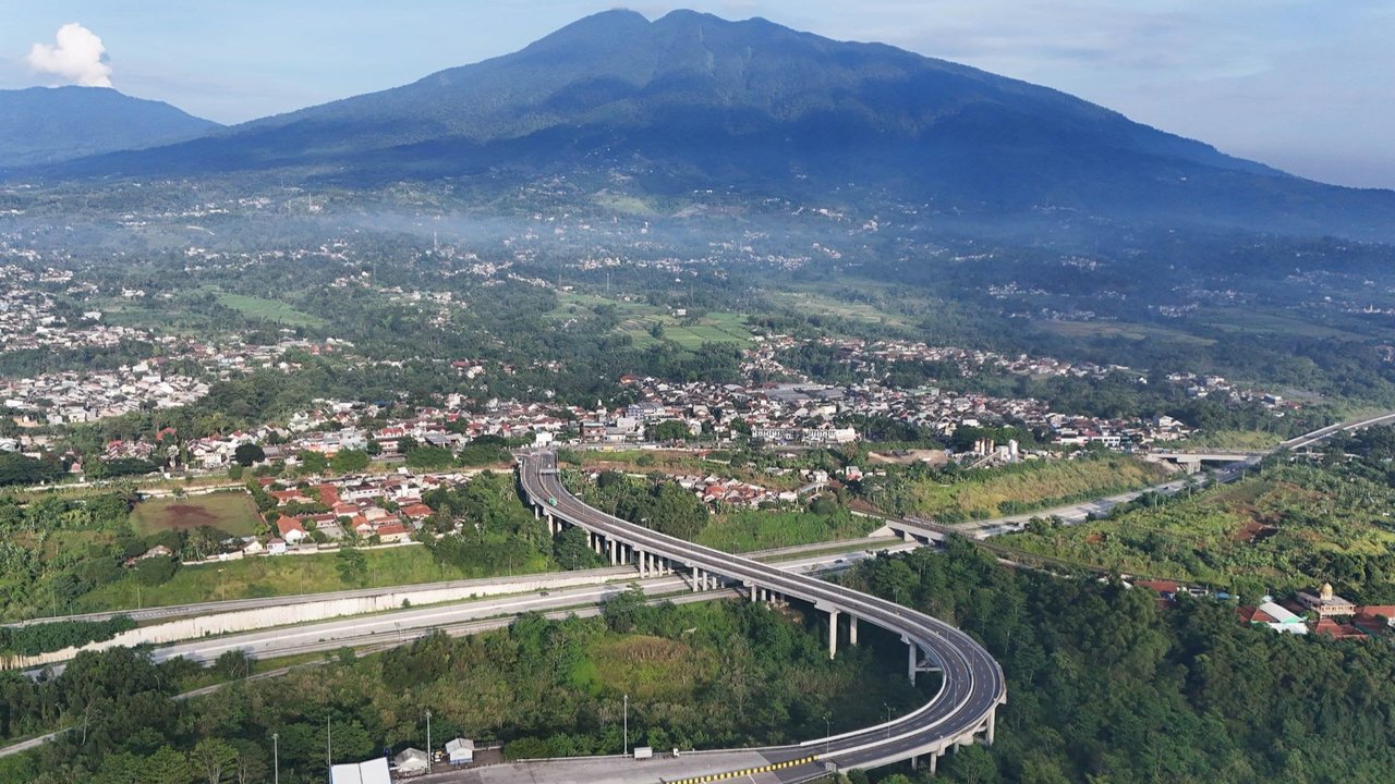 Keindahan Tol Bocimi dengan latar belakang Gunung Salak.