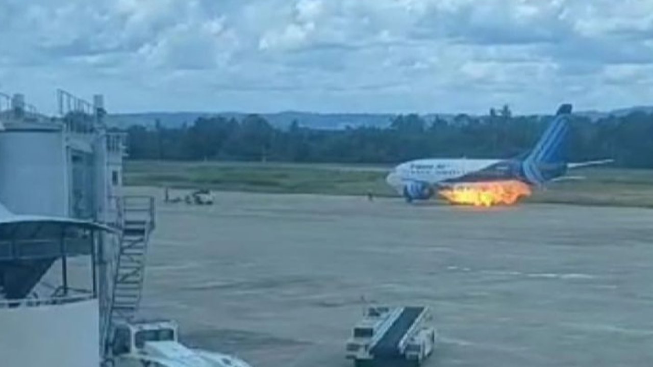 Mesin Pesawat Trigana Air Terbakar saat Mau Terbang