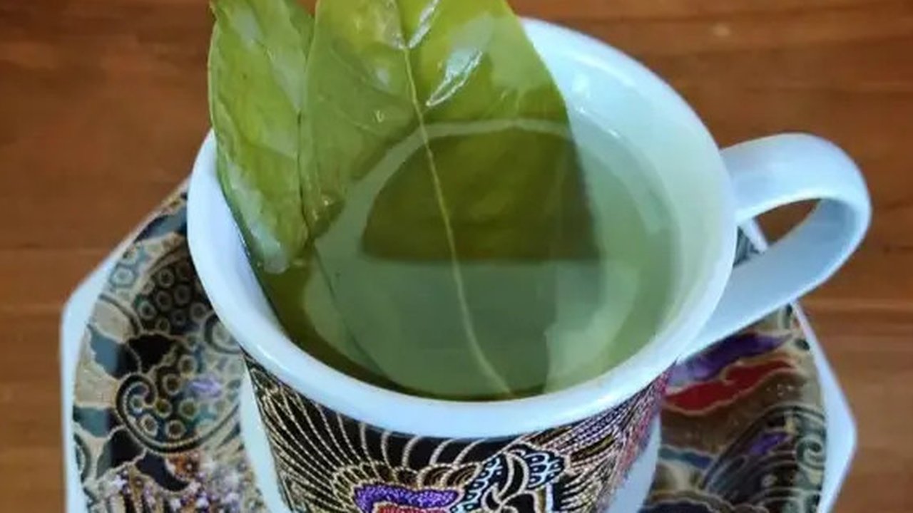 Daun kari (daun salam koja) bisa digunakan untuk mengurangi bintik-bintik gelap dan noda hitam pada wajah. Caranya, rebus segenggam daun kari dan tambahkan sejumput bubuk kunyit. Tiriskan dau